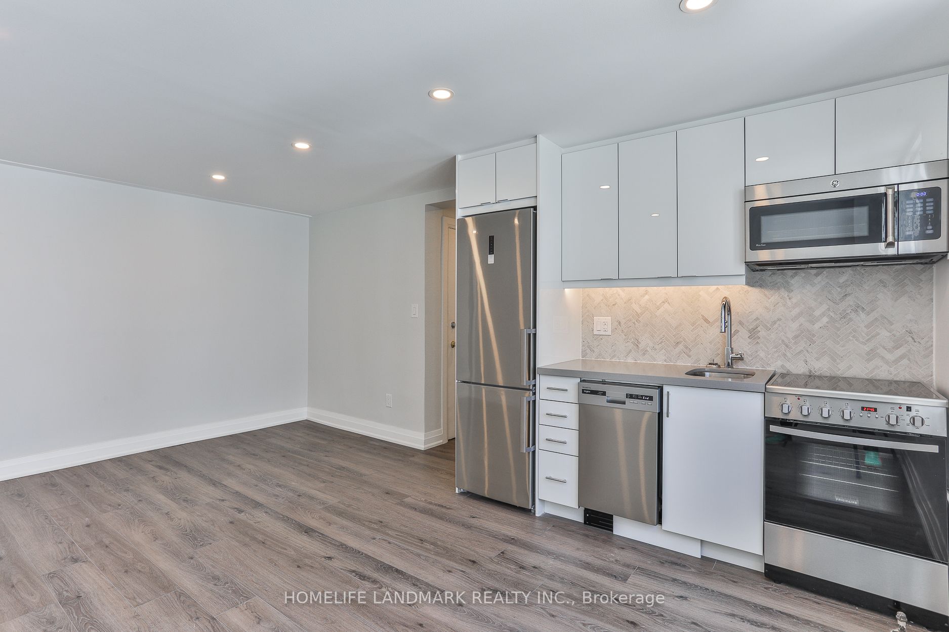 699 Eglinton Avenue W #403