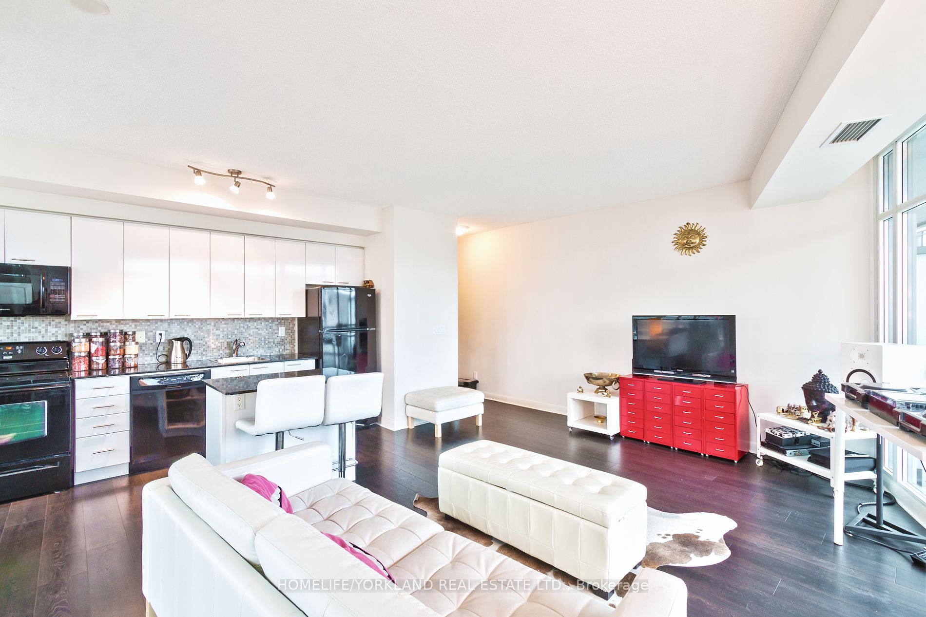 15 Bruyeres Mews, #1108