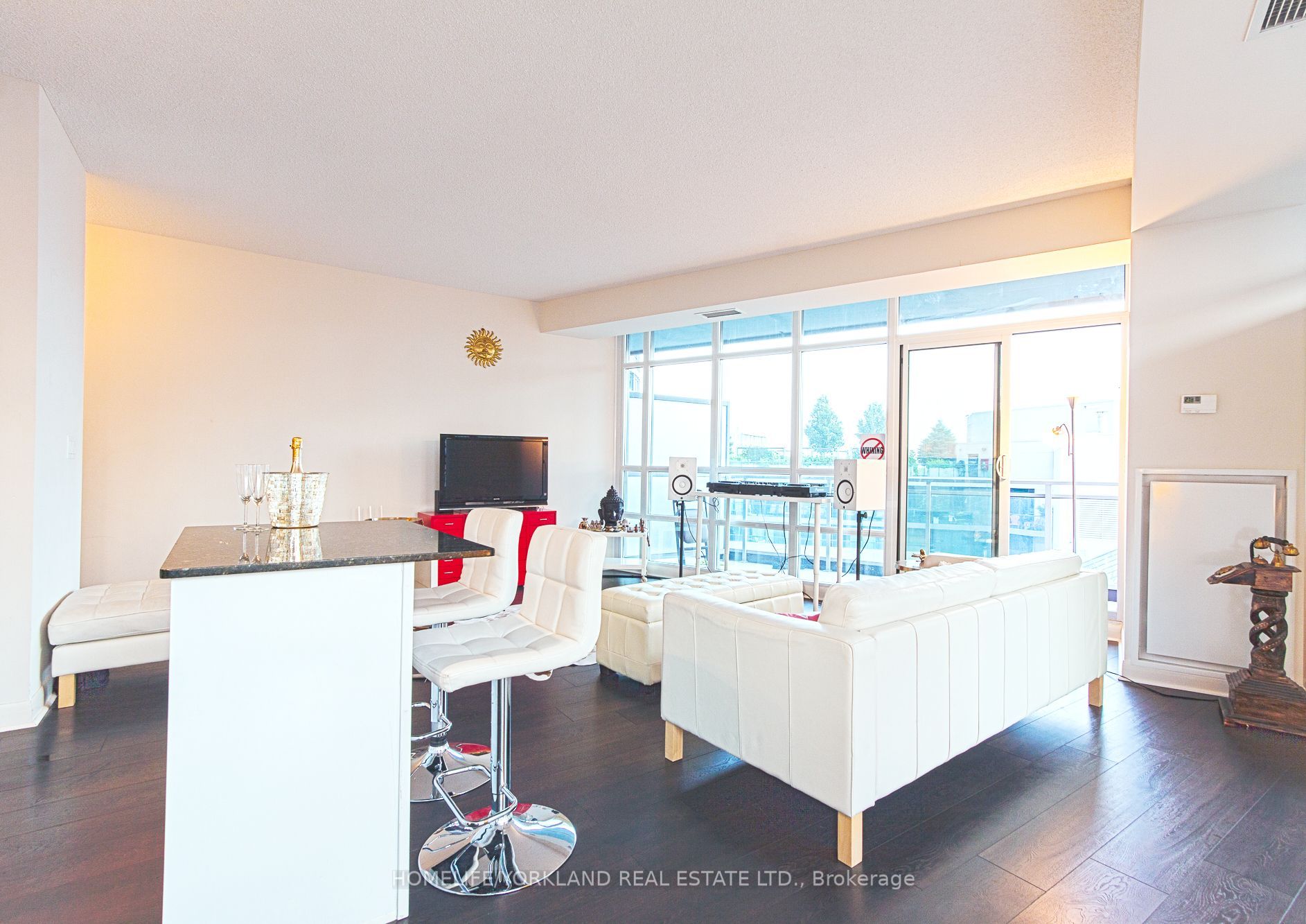 15 Bruyeres Mews, #1108