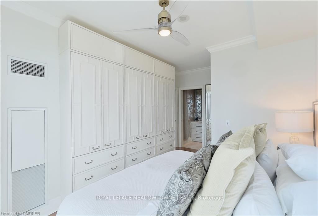 16 Yonge St, #4006
