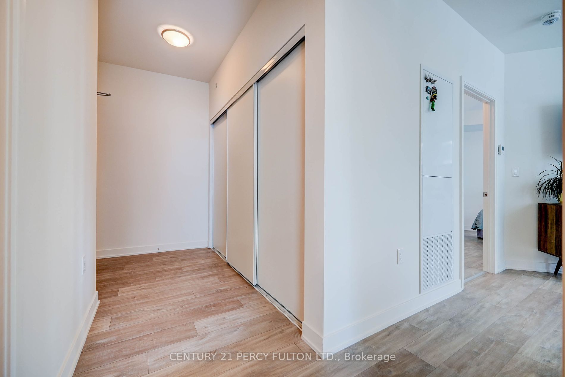 27 Bathurst St, #1501