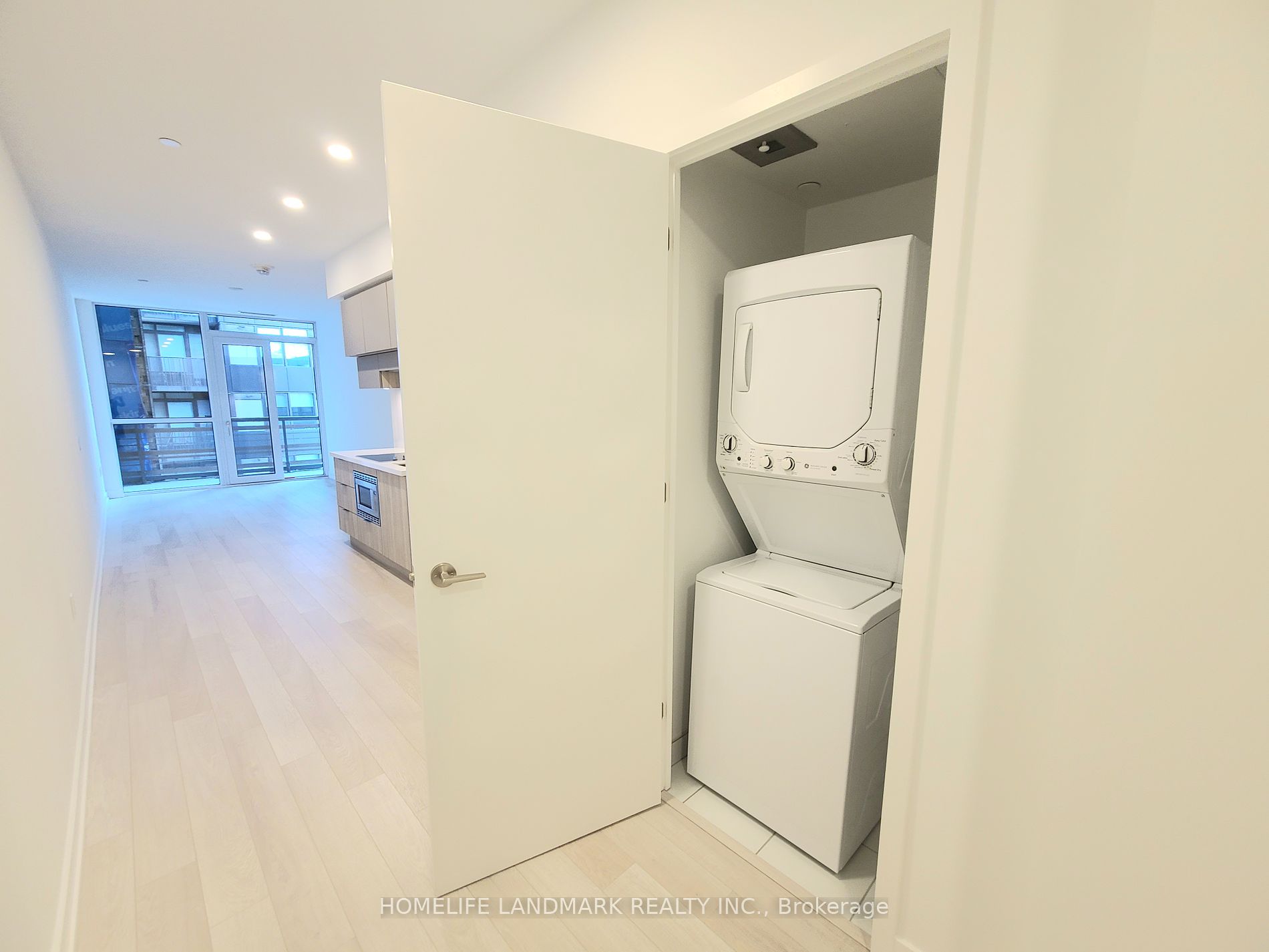 39 Roehampton Ave, ##410