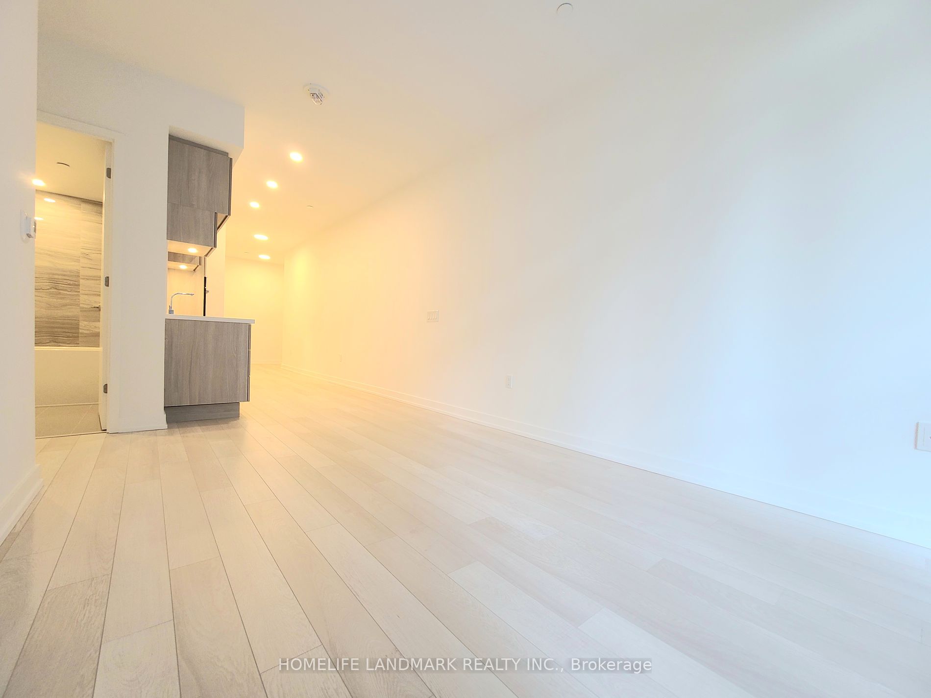 39 Roehampton Ave, ##410