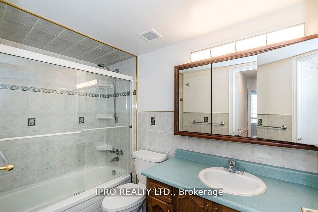 633 Bay St, #2403