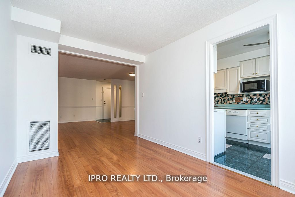 633 Bay St, #2403