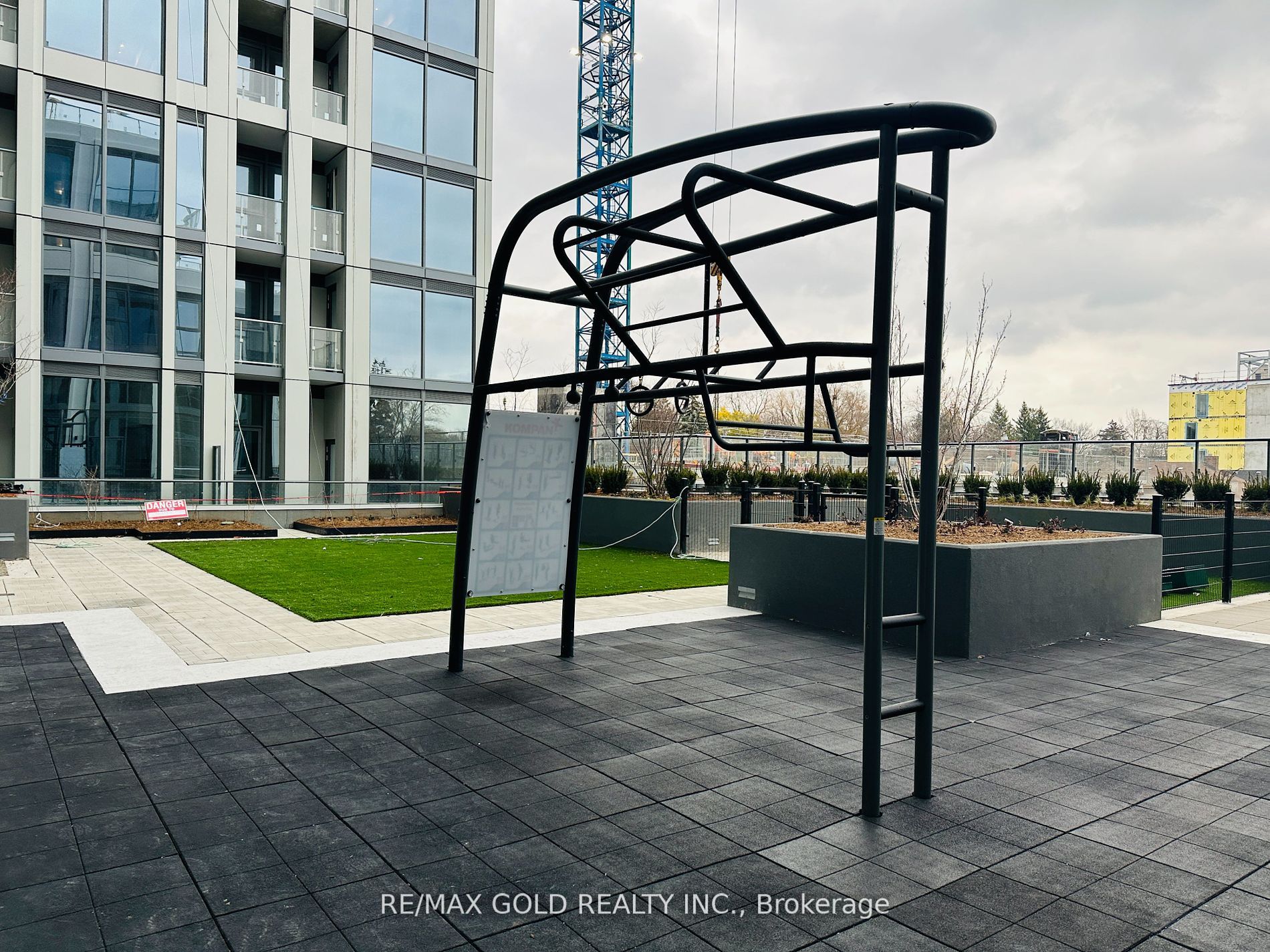 2020 bathurst Street #216