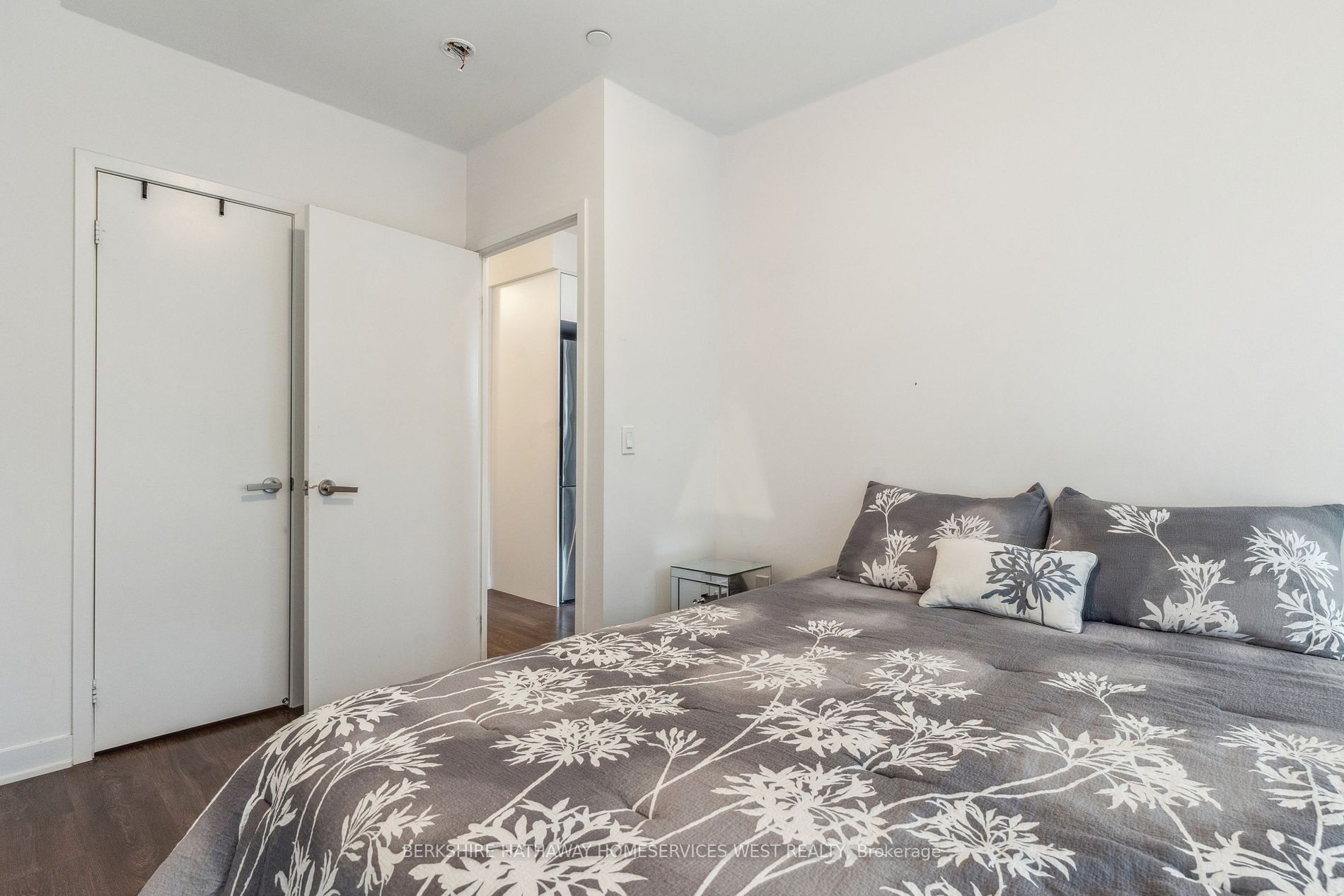 195 Redpath Ave, #605