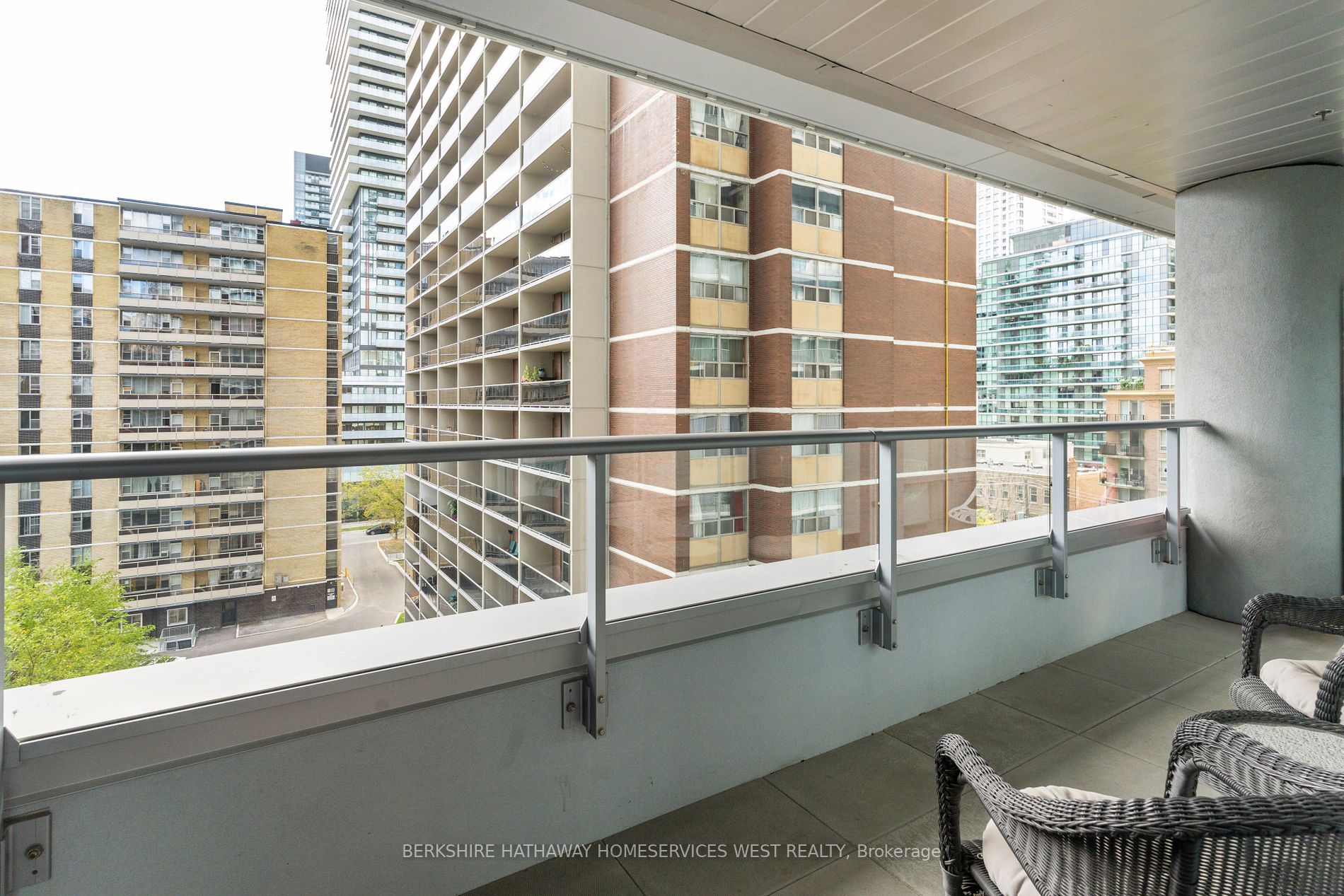 195 Redpath Ave, #605