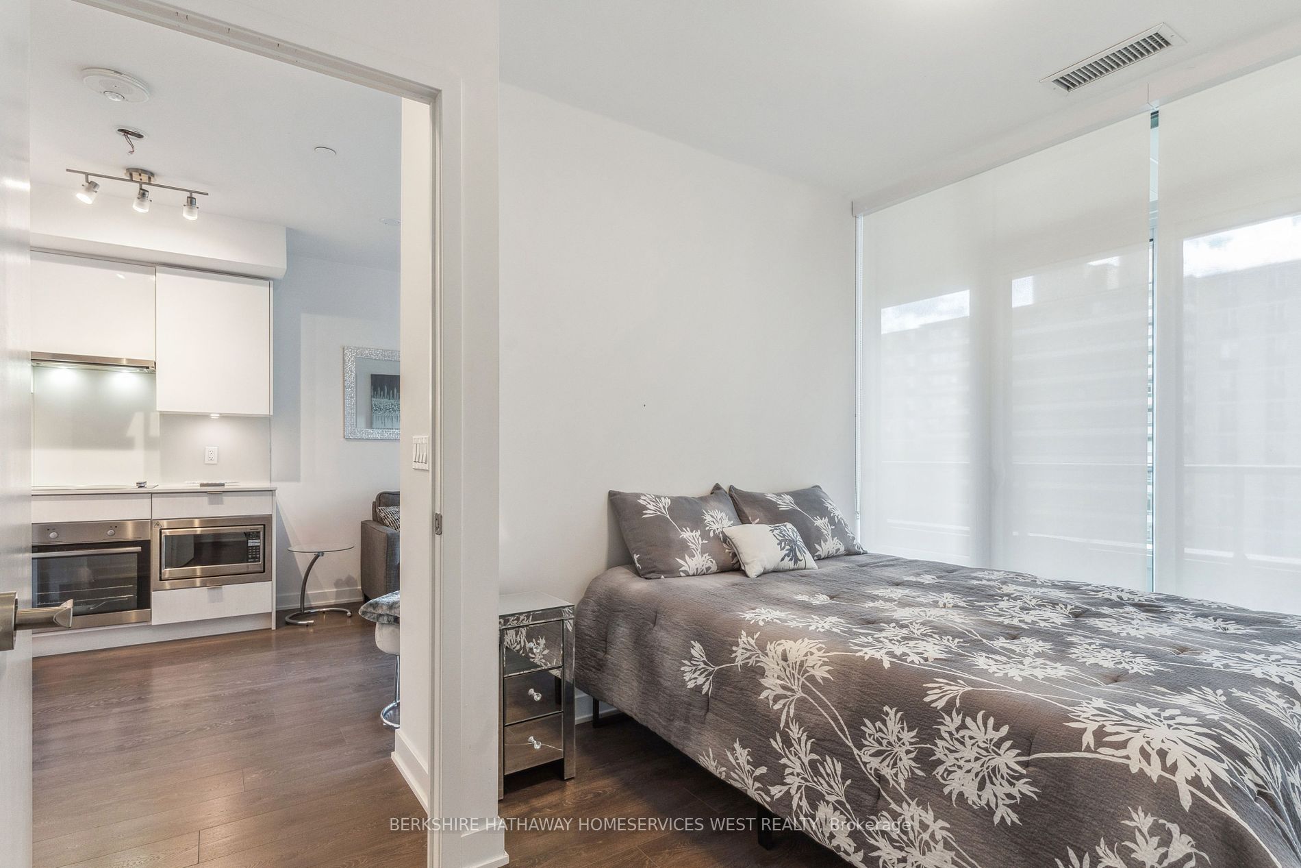 195 Redpath Ave, #605
