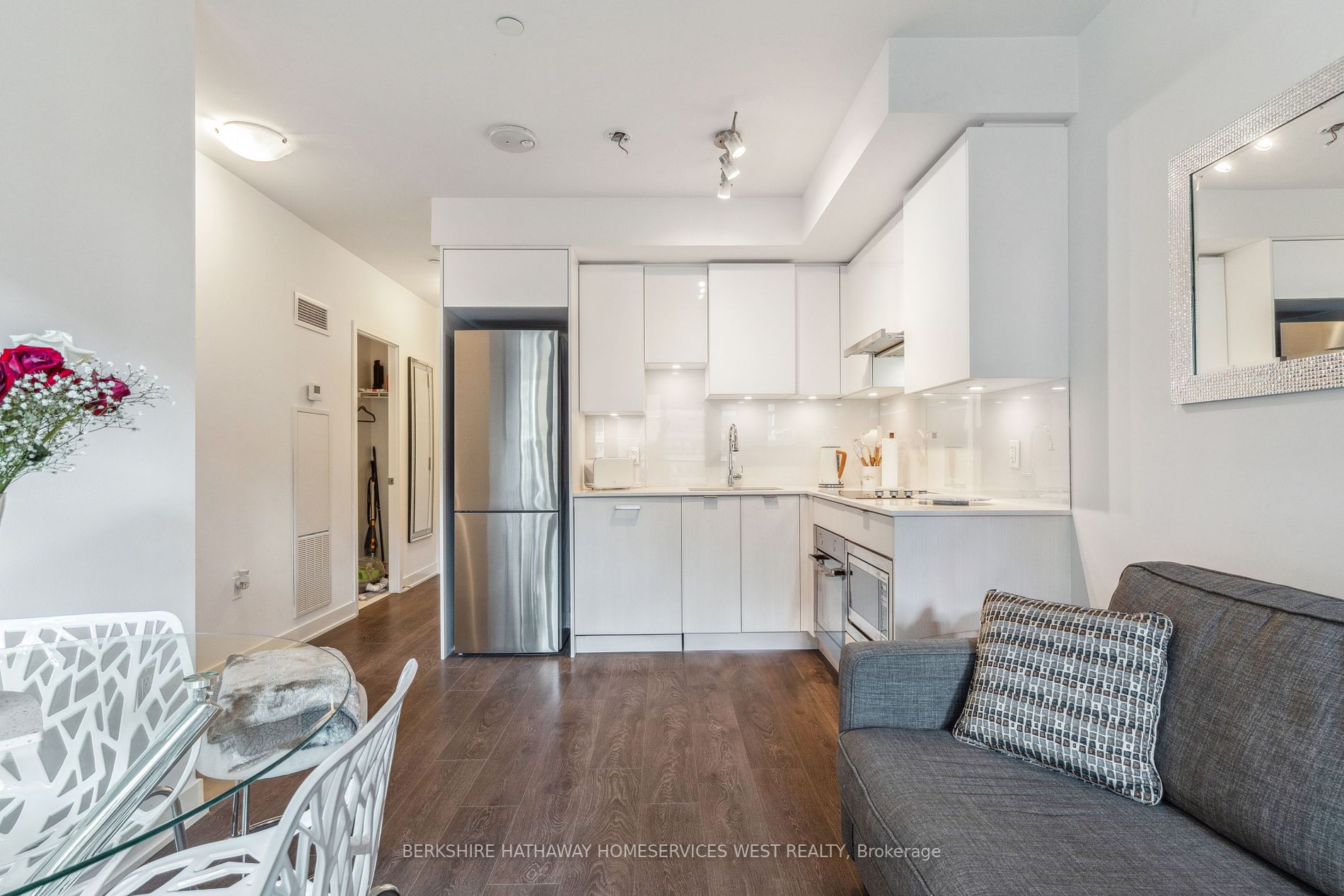 195 Redpath Ave, #605