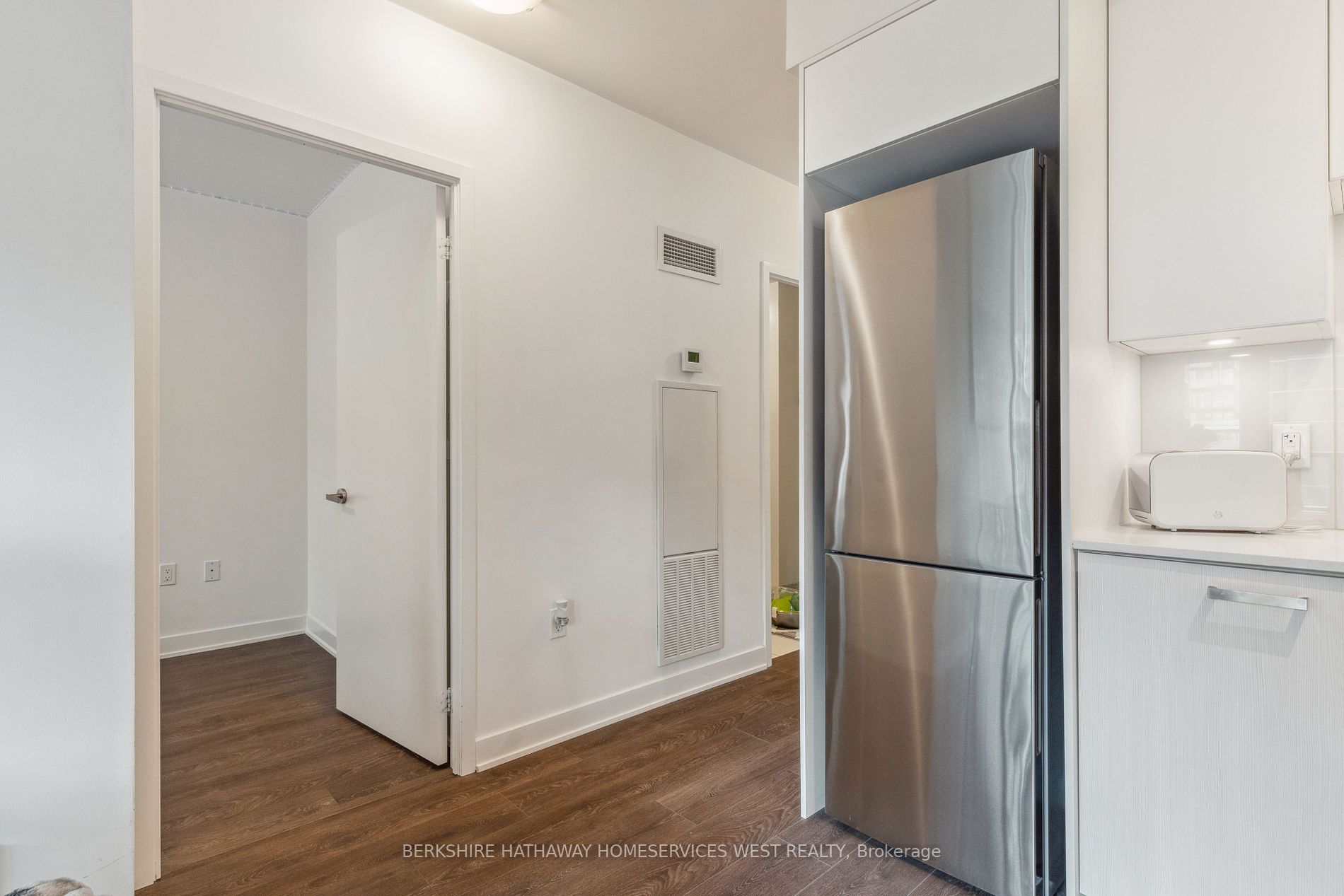 195 Redpath Ave, #605