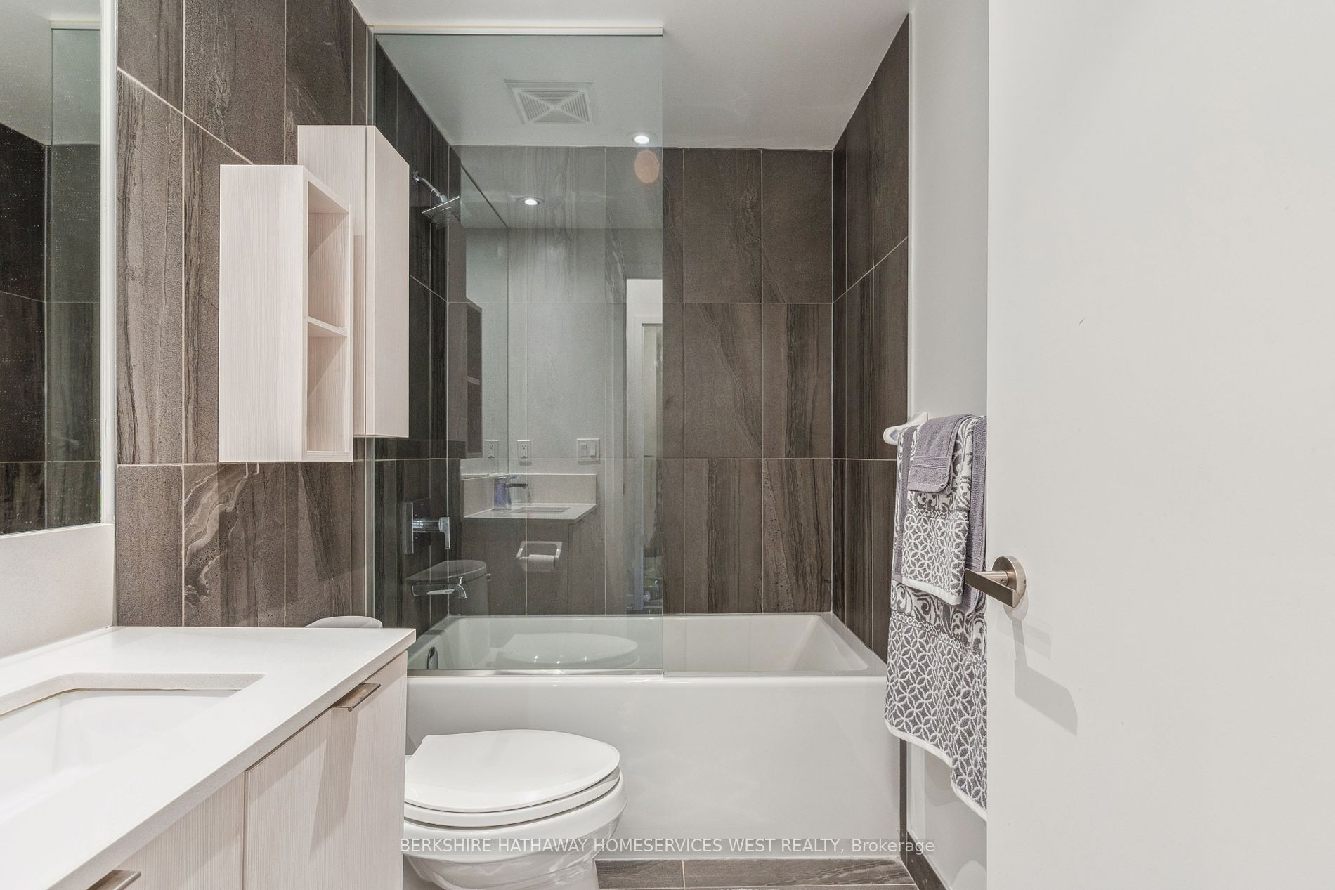 195 Redpath Ave, #605