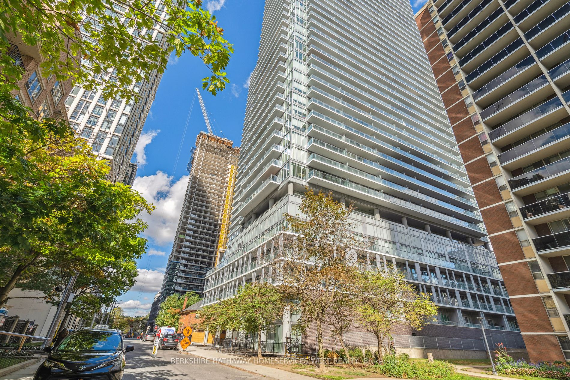 195 Redpath Ave, #605