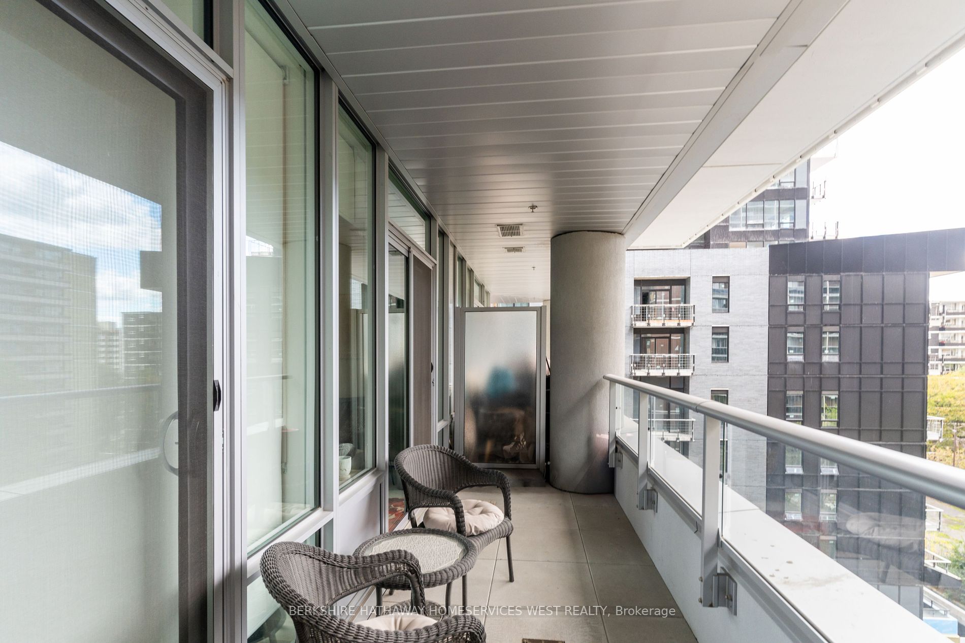 195 Redpath Ave, #605
