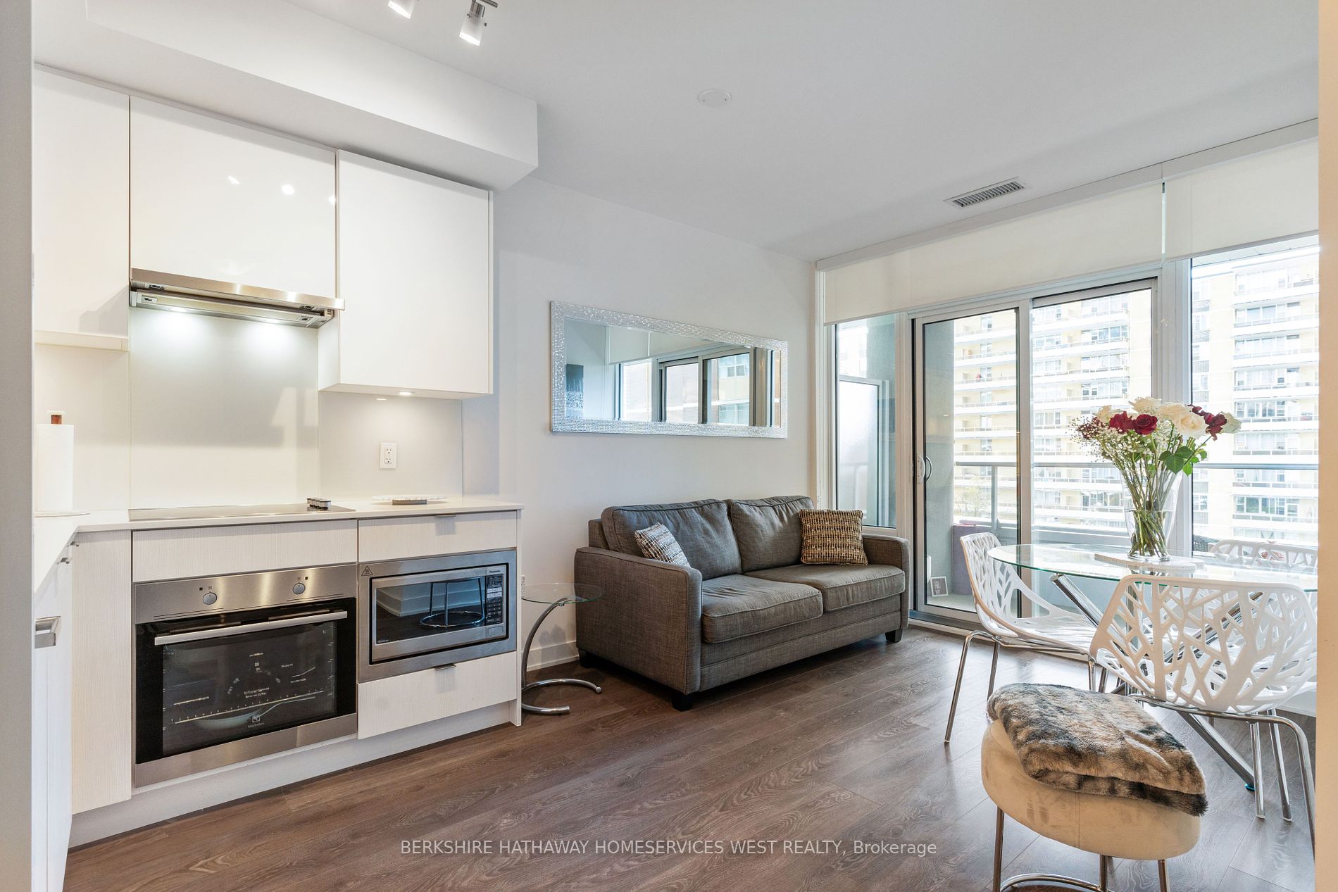 195 Redpath Ave, #605