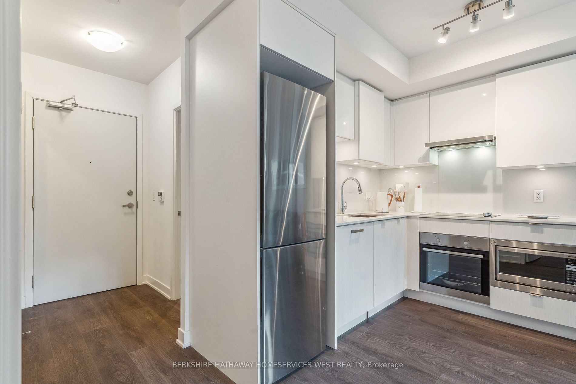 195 Redpath Ave, #605