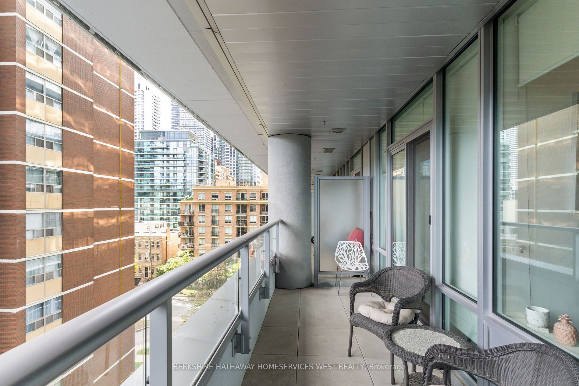 195 Redpath Ave, #605