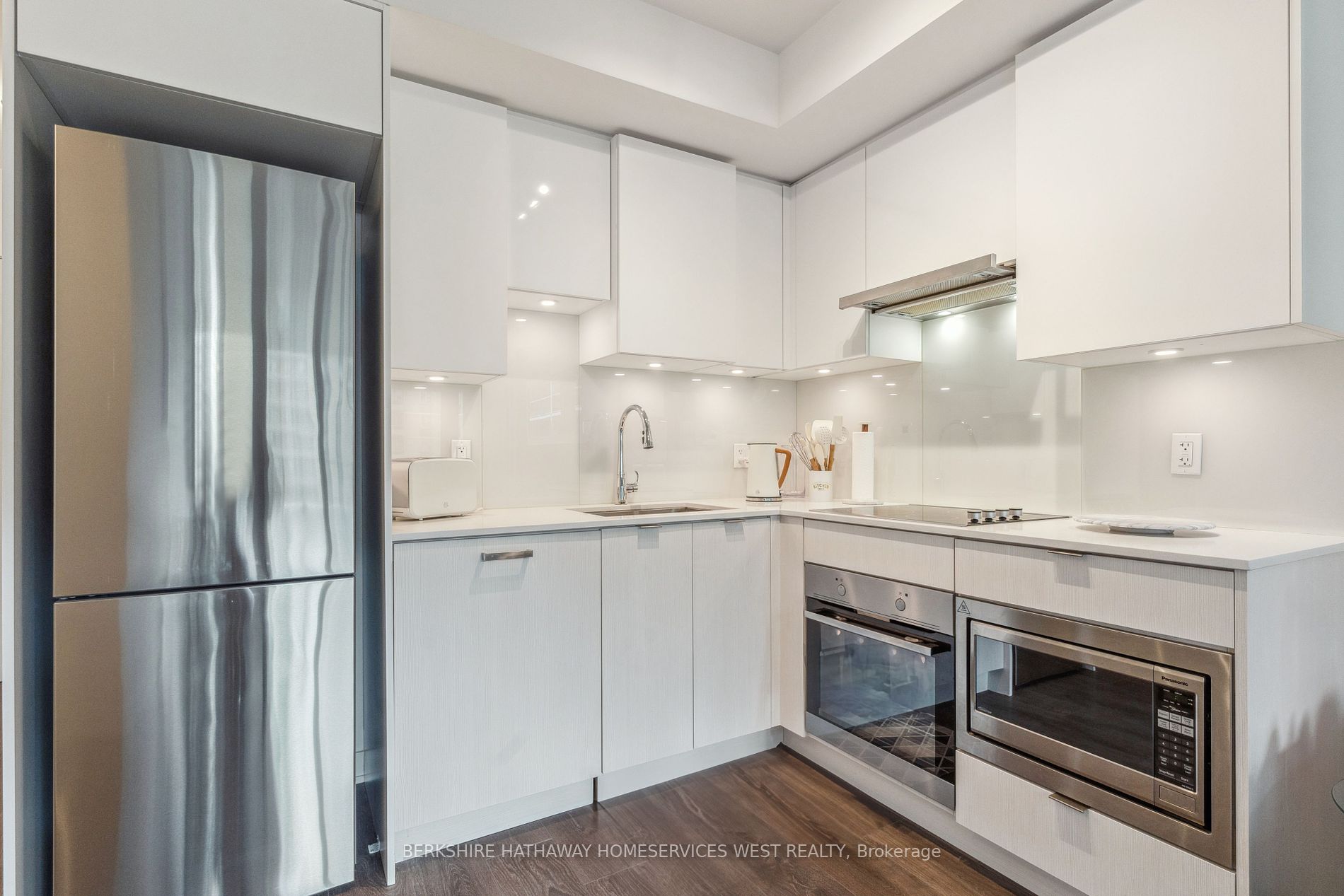195 Redpath Ave, #605