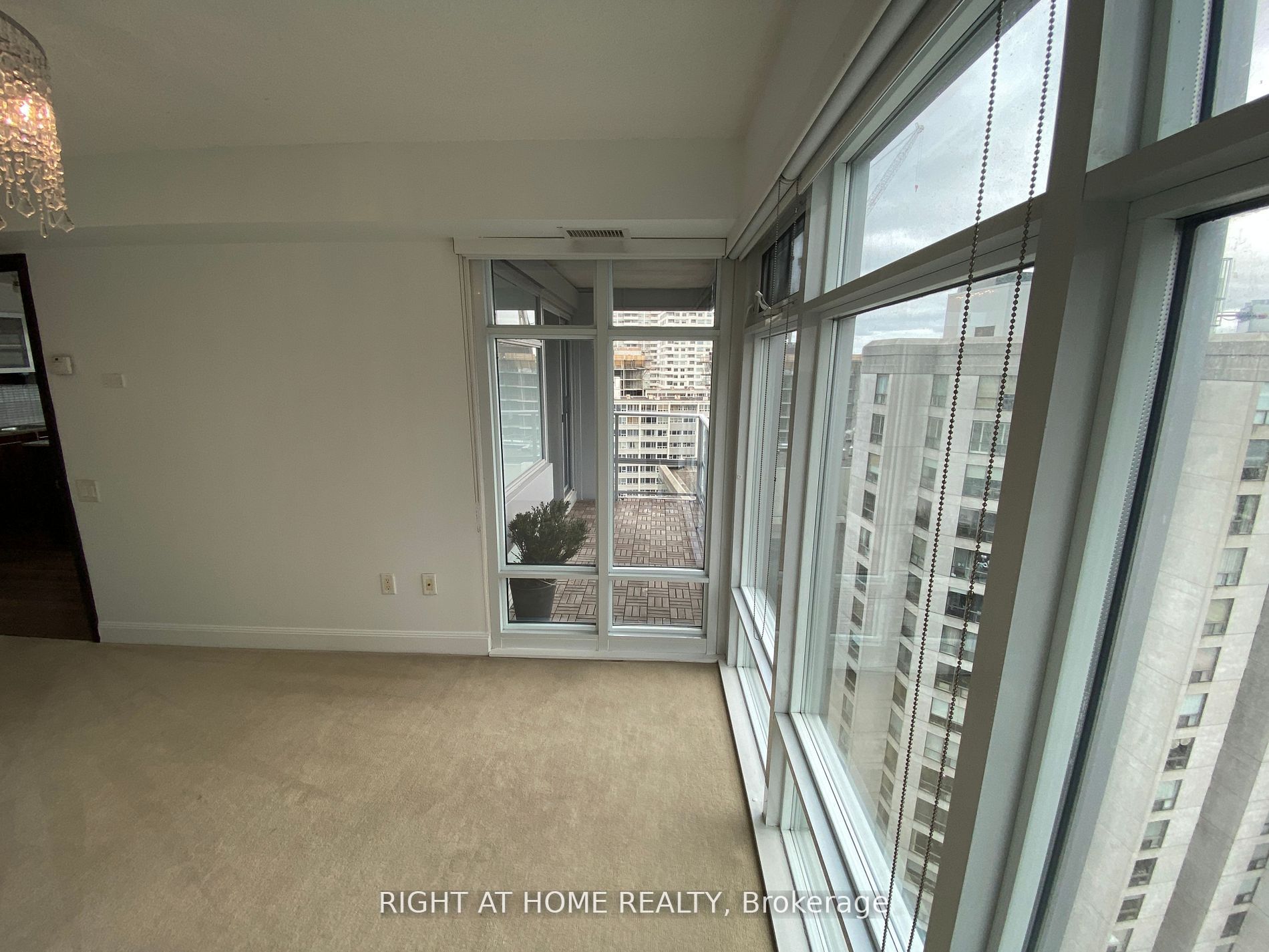2191 Yonge St, #1802