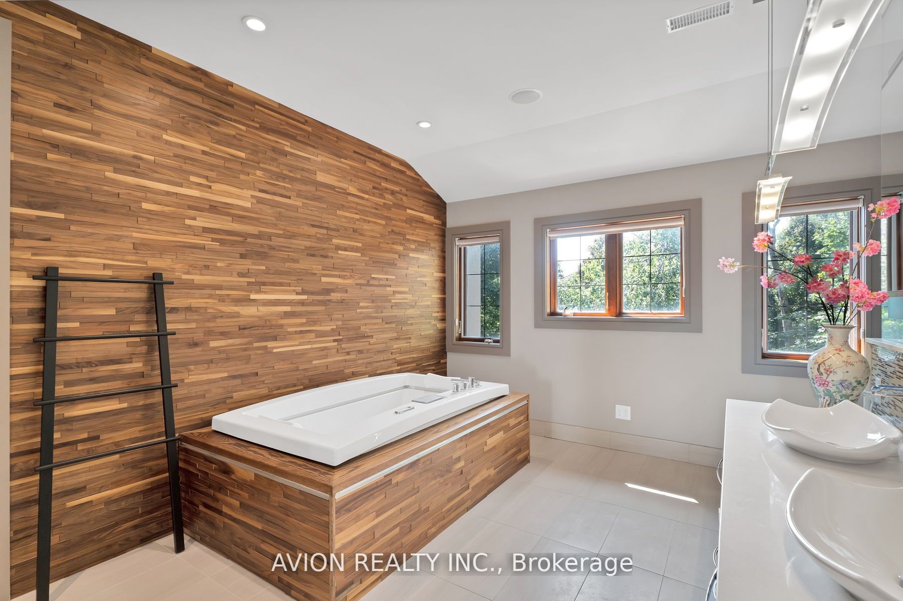 18 Fairmeadow Ave