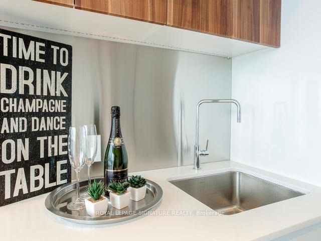 185 Roehampton Avenue #2805