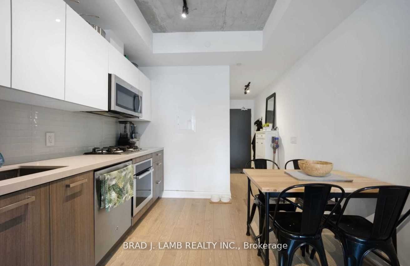 608 Richmond Street W, #811
