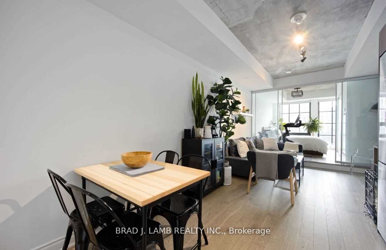 608 Richmond Street W, #811