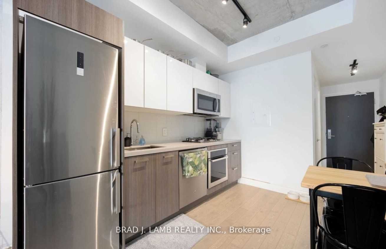 608 Richmond Street W, #811