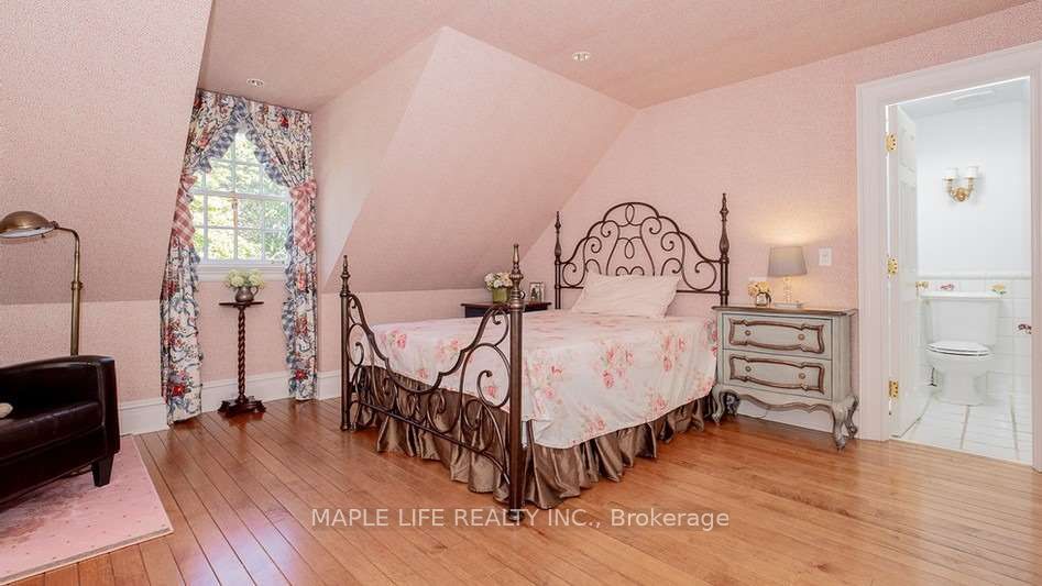 11 Dewbourne Ave