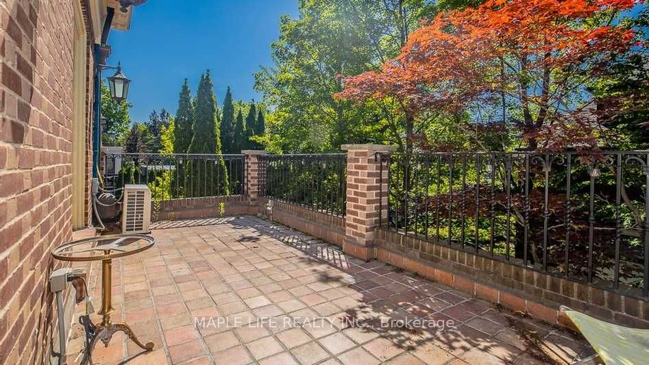 11 Dewbourne Ave