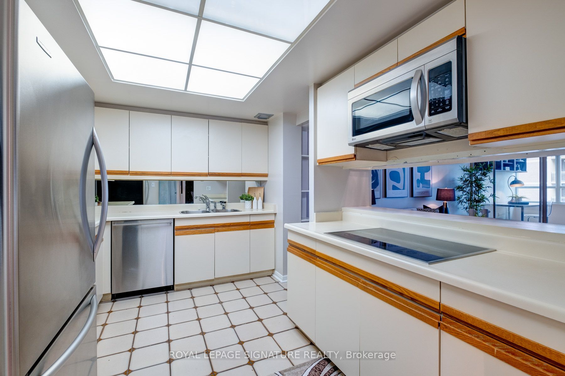 71 Charles St E, #905