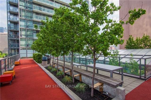 37 Grosvenor St, #305