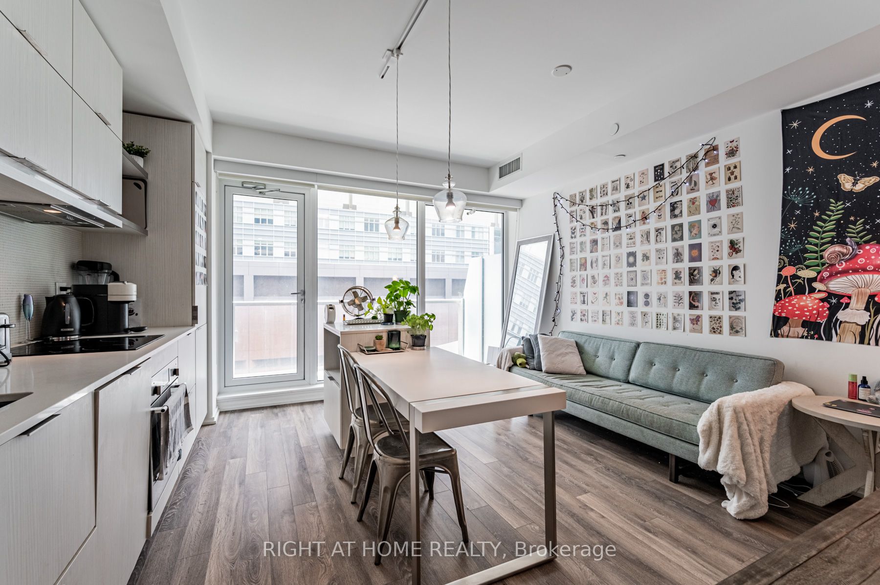 197 Yonge St, #1204