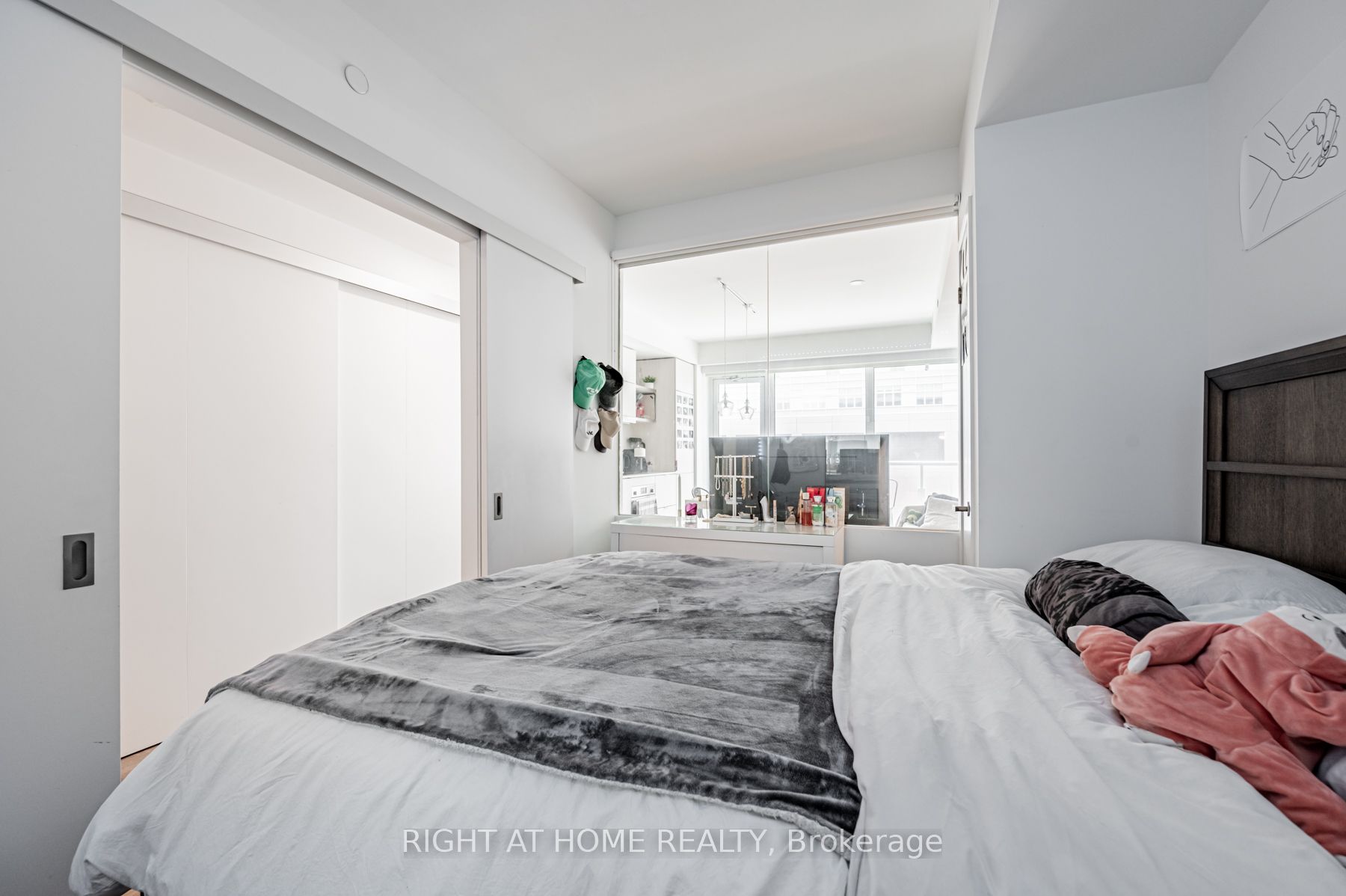 197 Yonge St, #1204