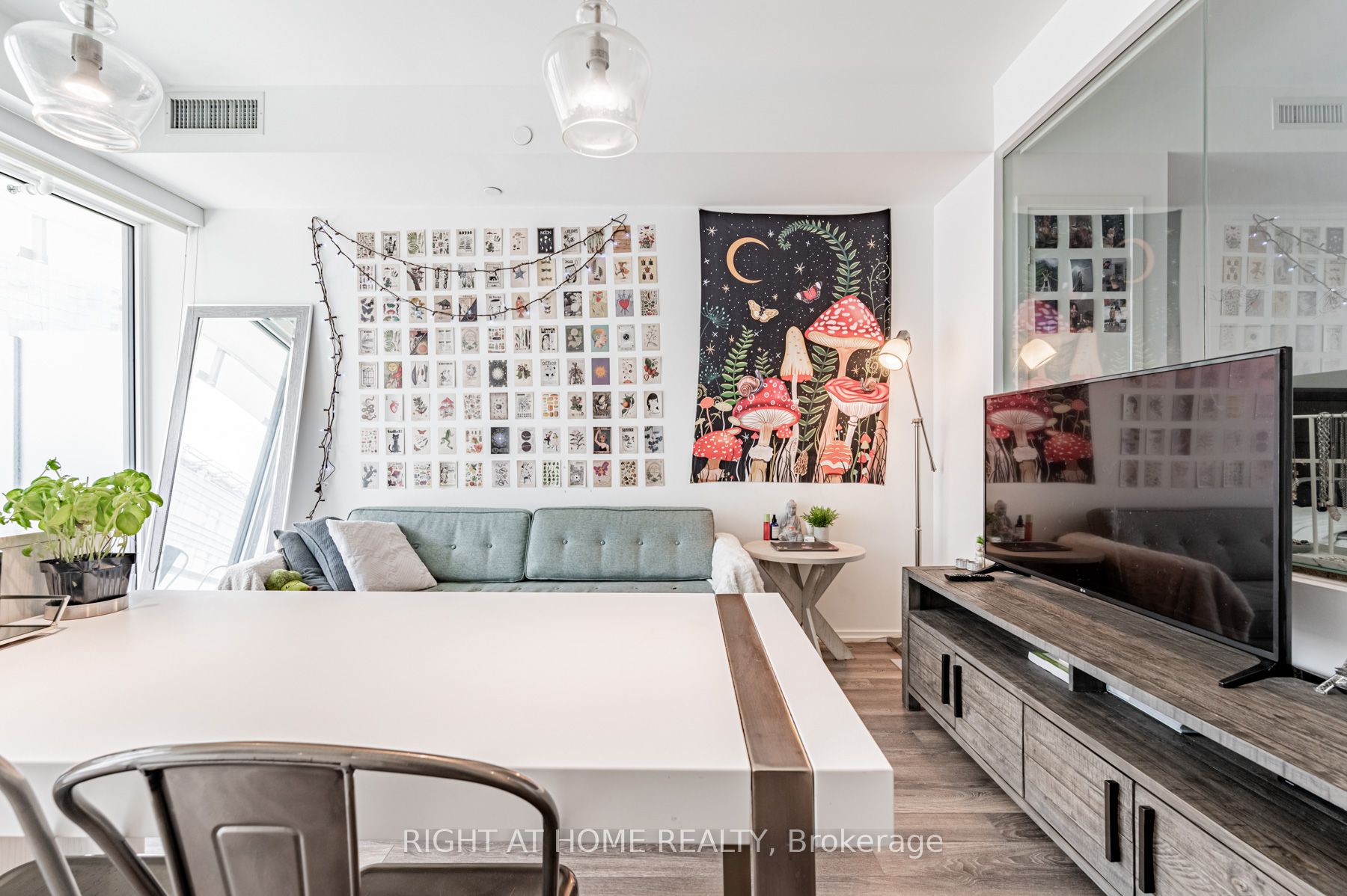 197 Yonge St, #1204