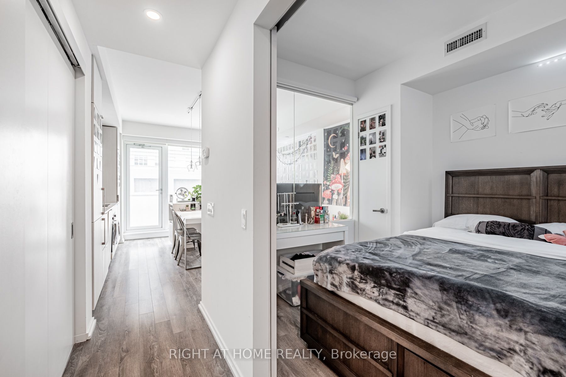 197 Yonge St, #1204