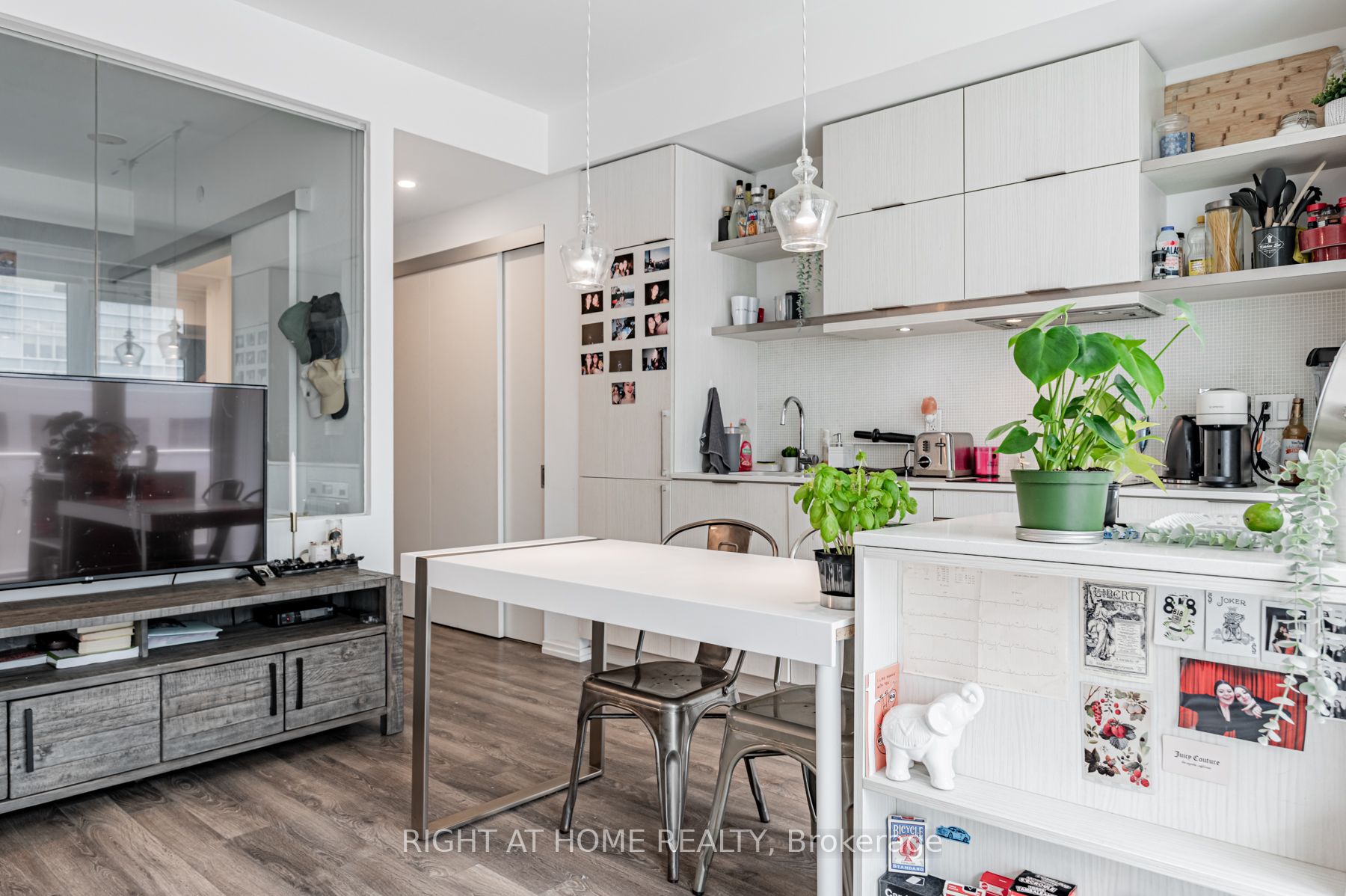 197 Yonge St, #1204