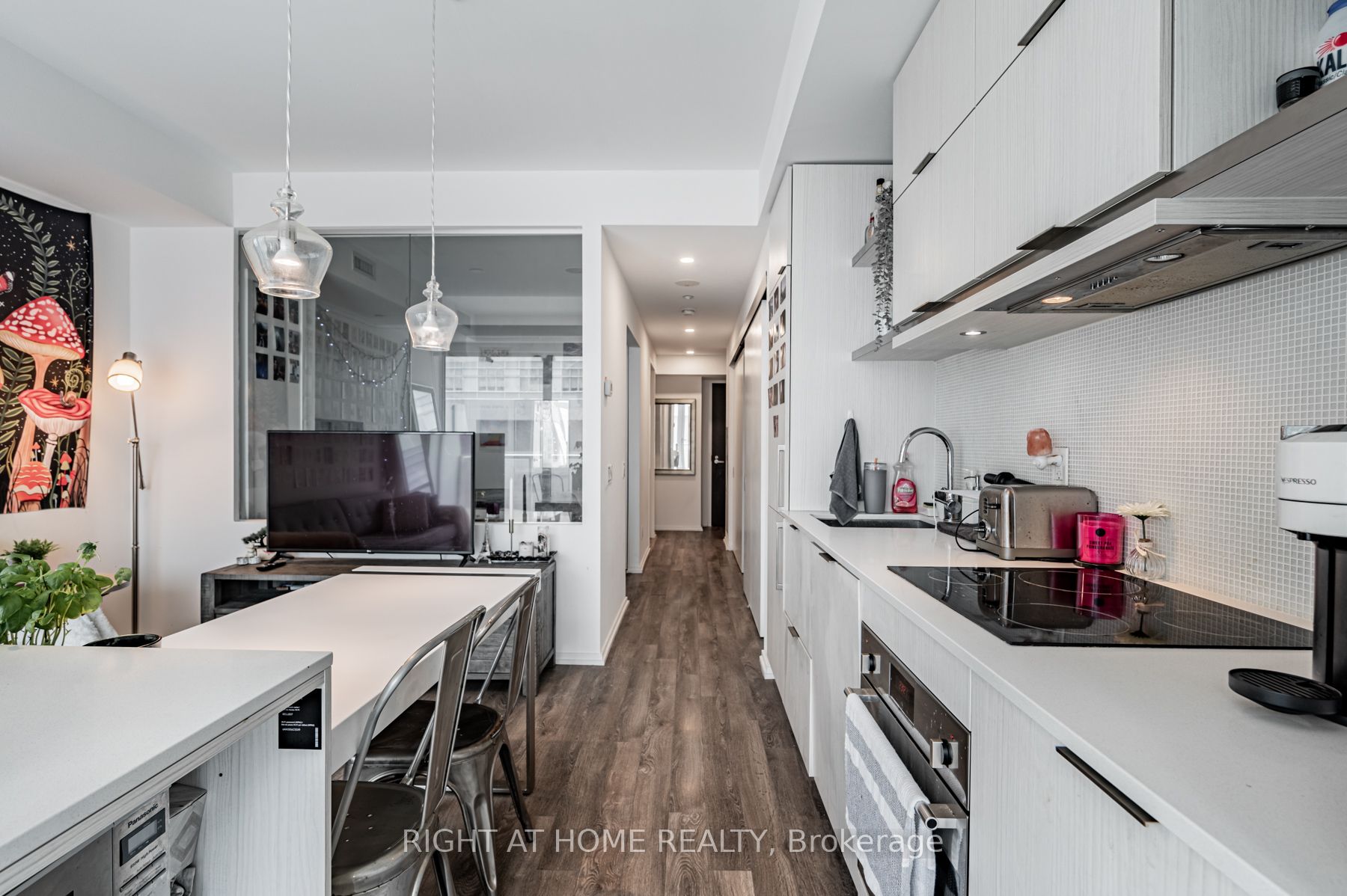 197 Yonge St, #1204