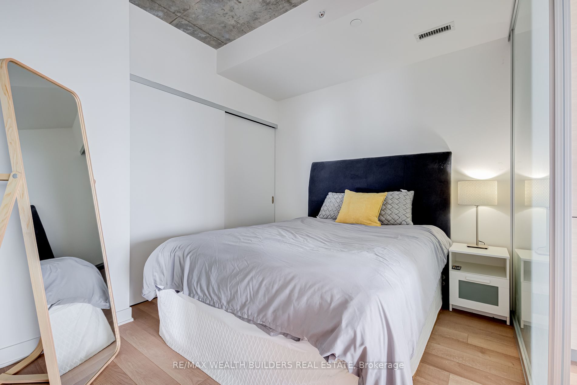 210 Simcoe St, #1706