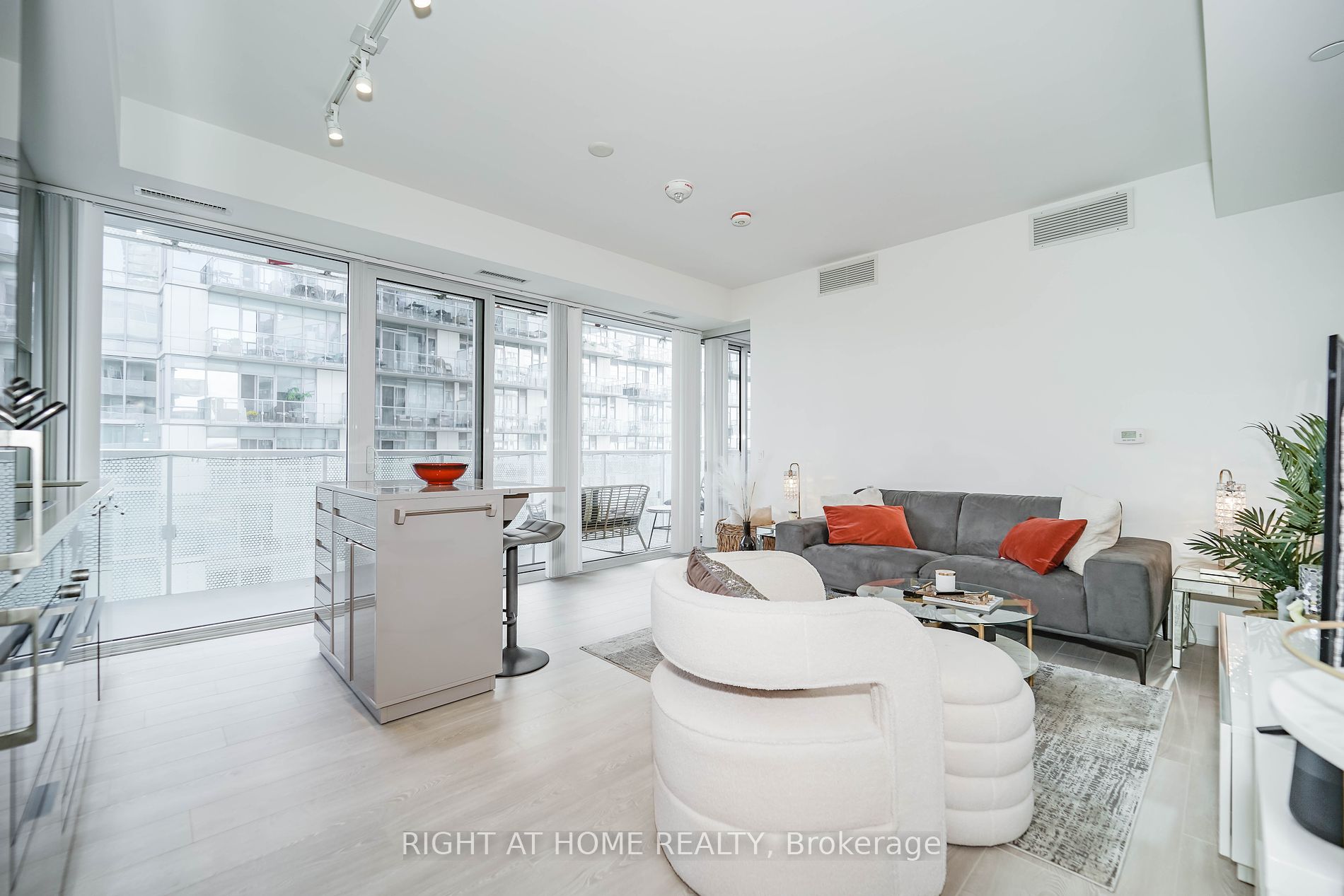 15 Queens Quay E, #707