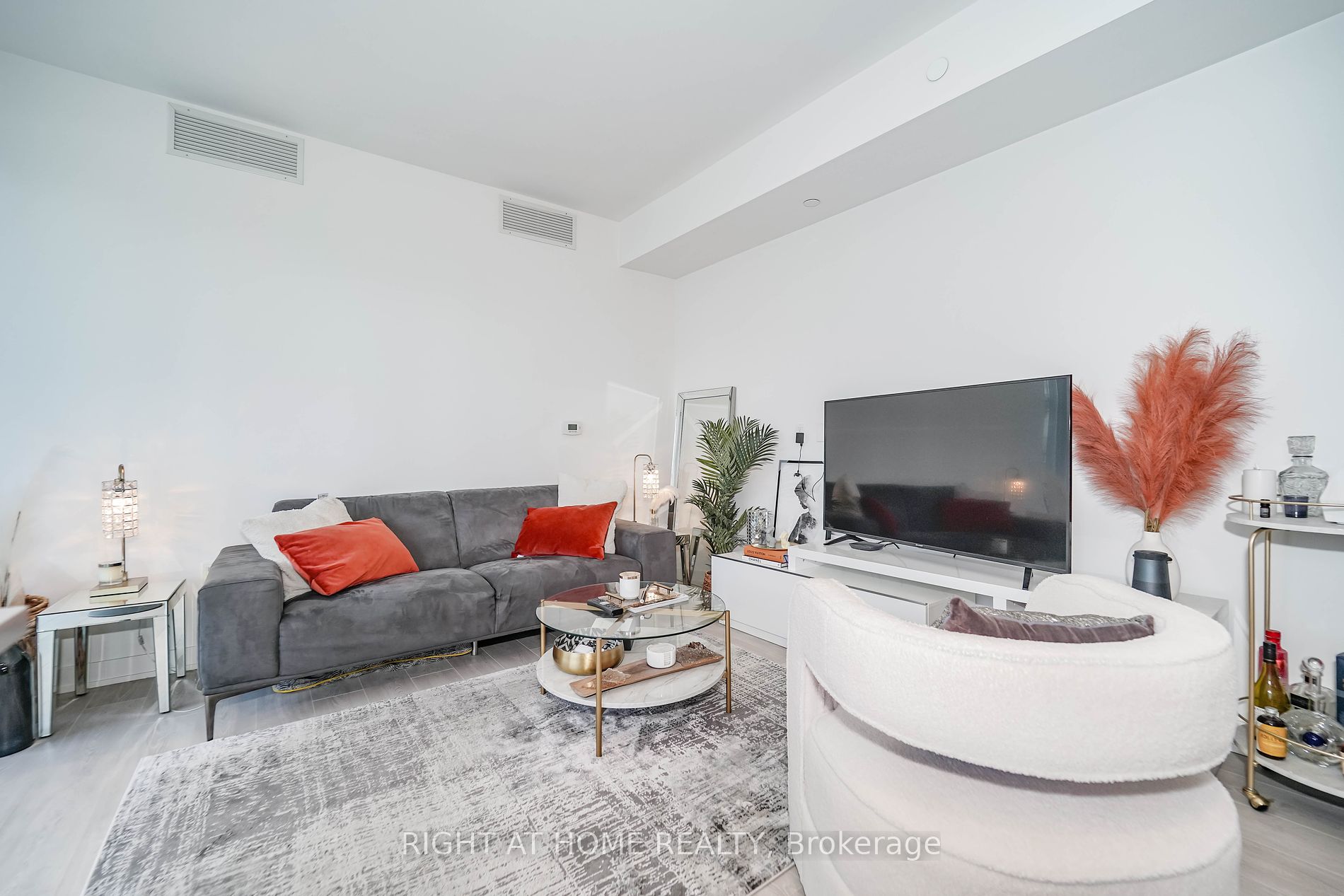 15 Queens Quay E, #707