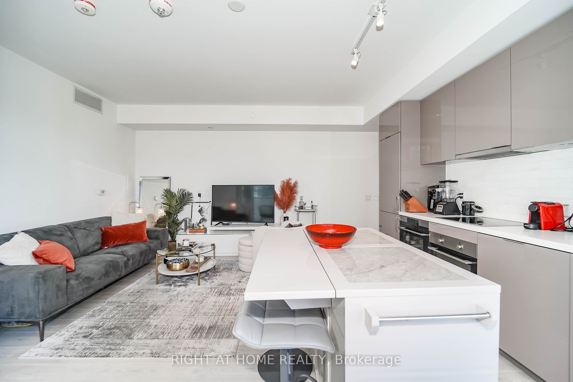 15 Queens Quay E, #707
