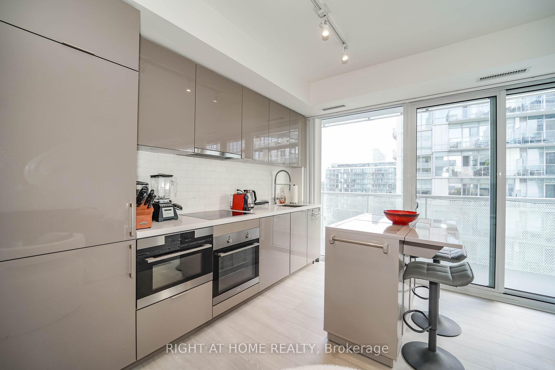 15 Queens Quay E, #707