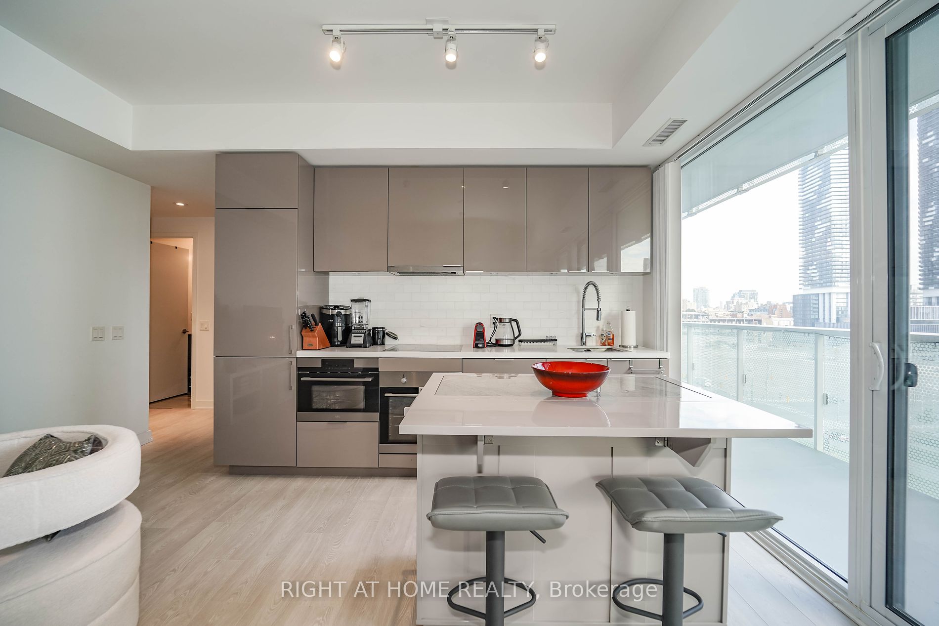 15 Queens Quay E, #707