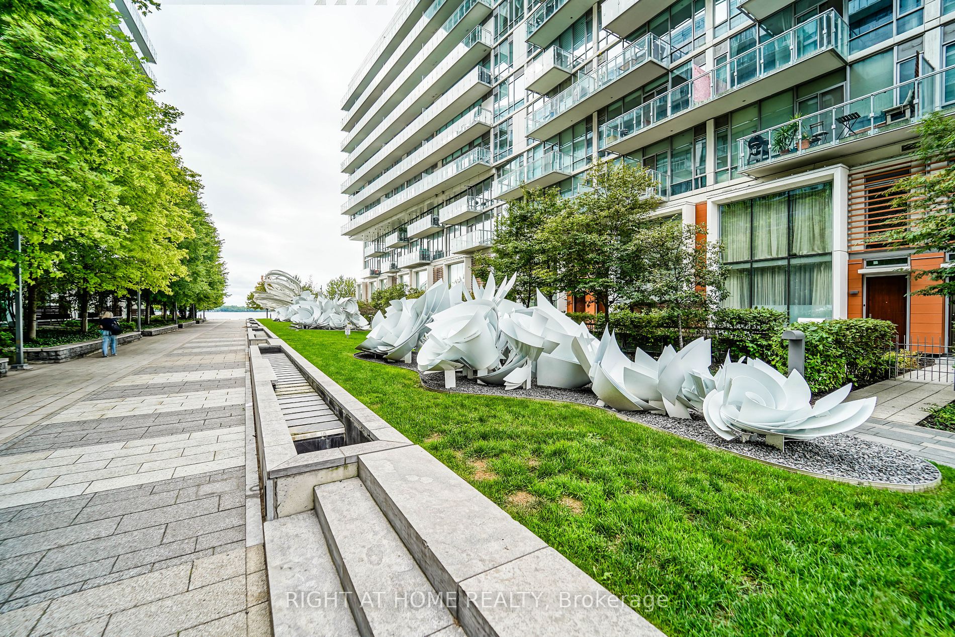 15 Queens Quay E, #707