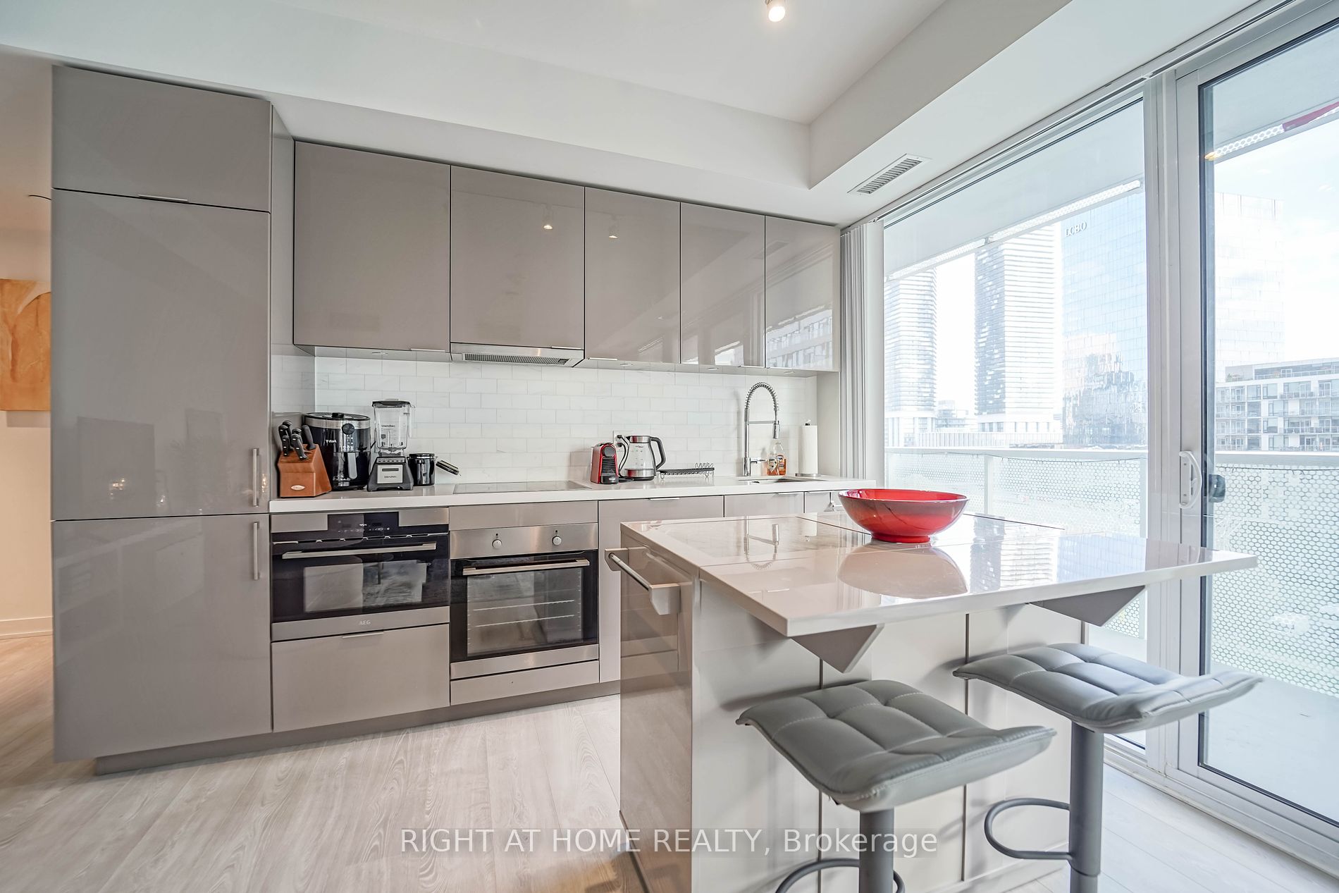 15 Queens Quay E, #707
