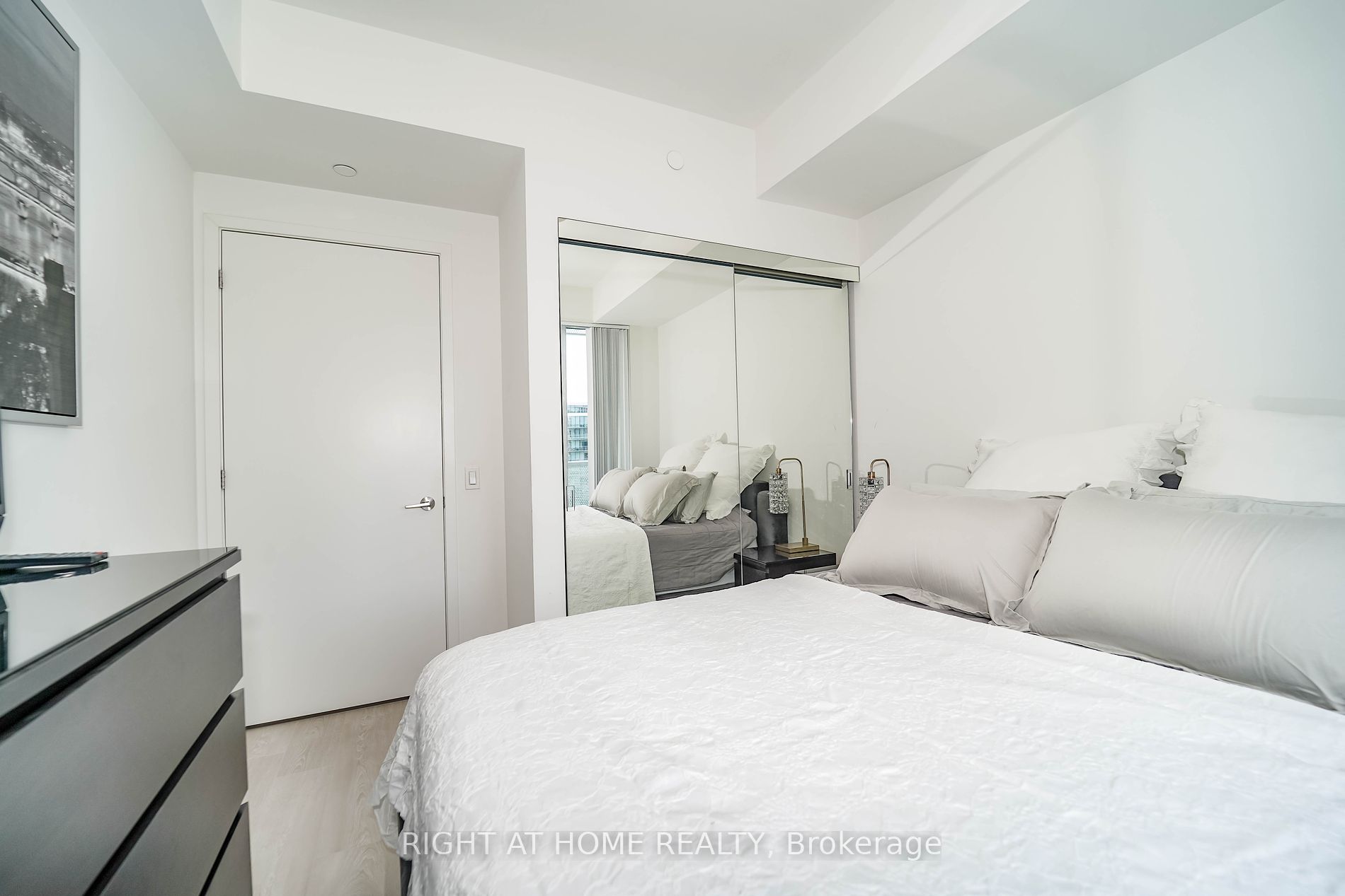 15 Queens Quay E, #707