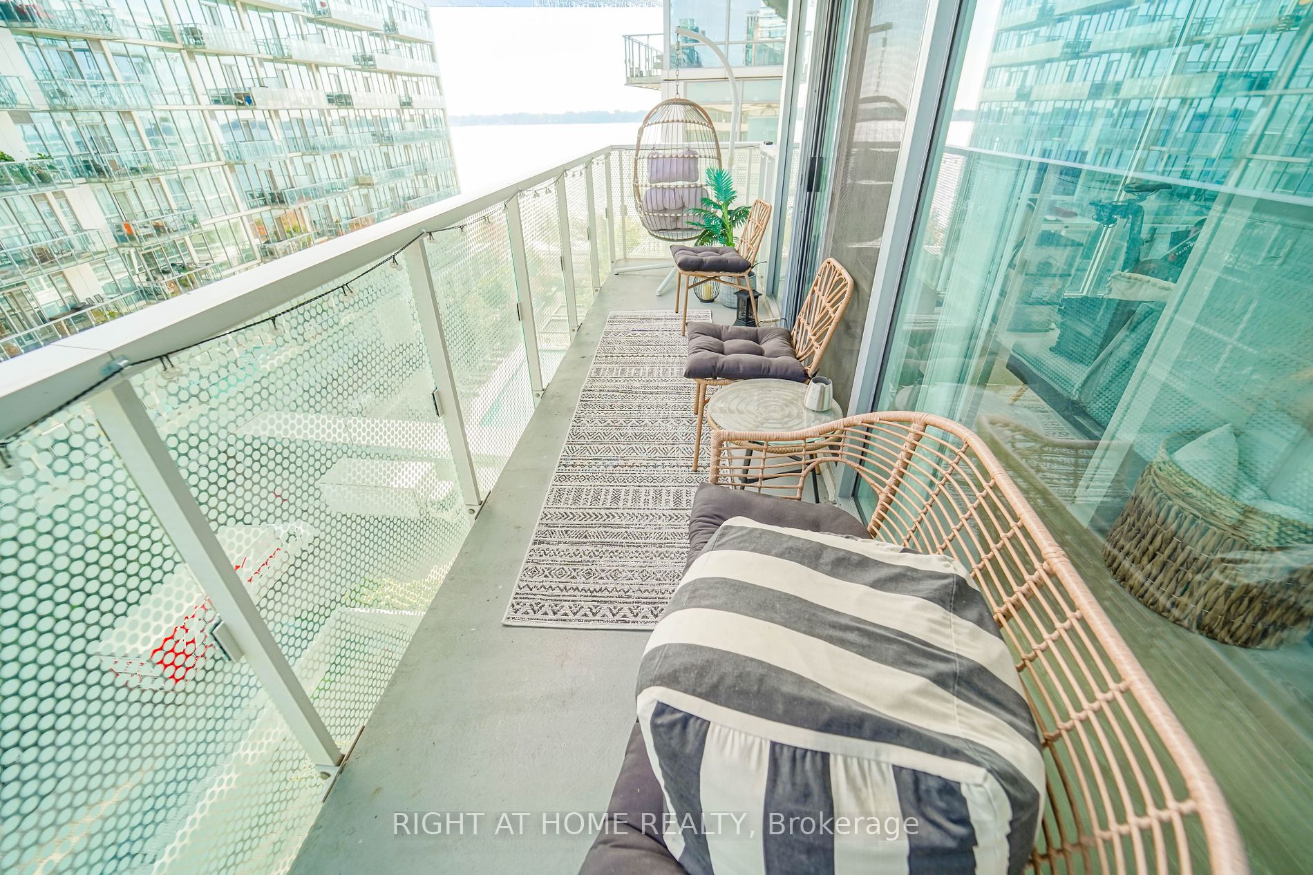 15 Queens Quay E, #707