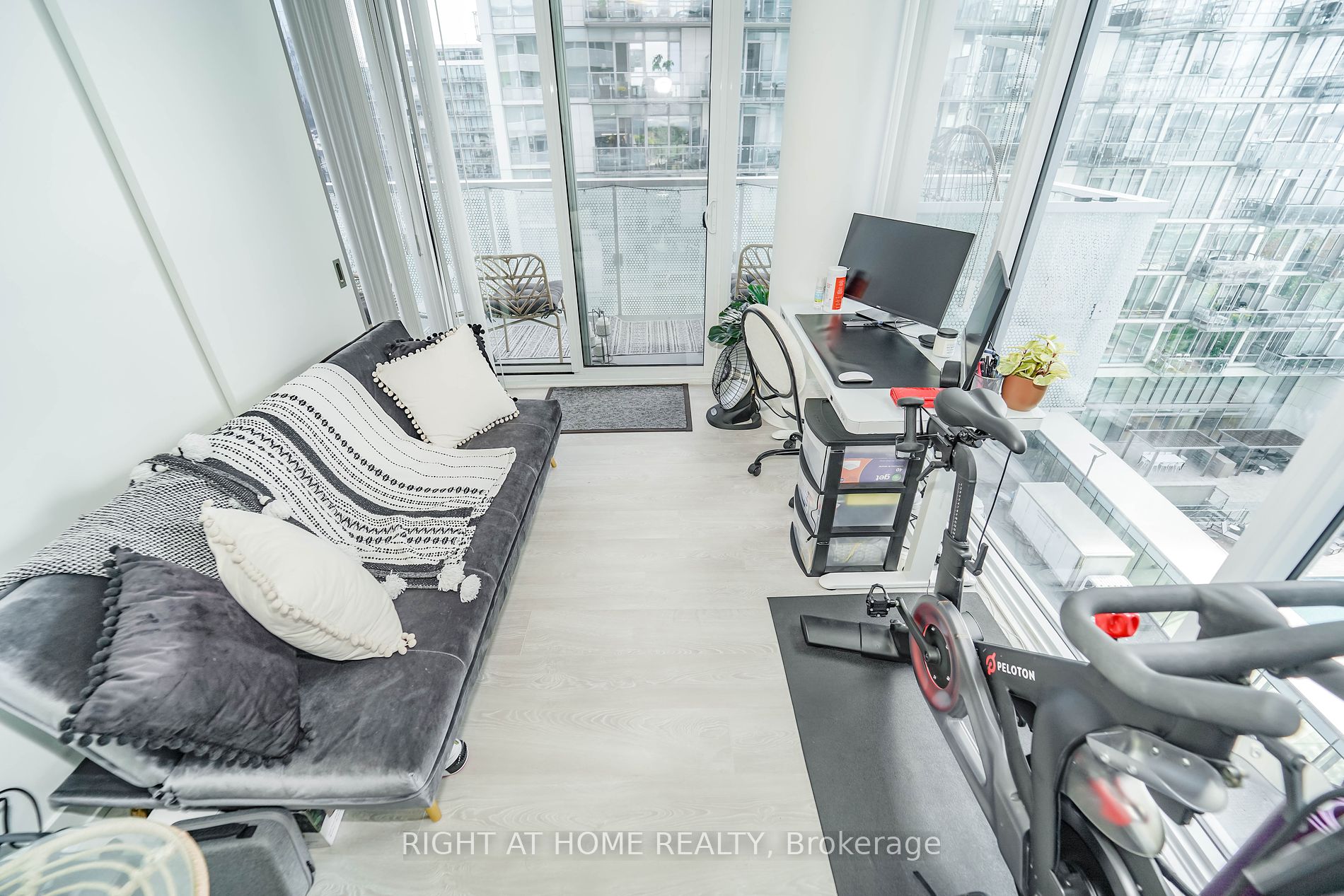 15 Queens Quay E, #707