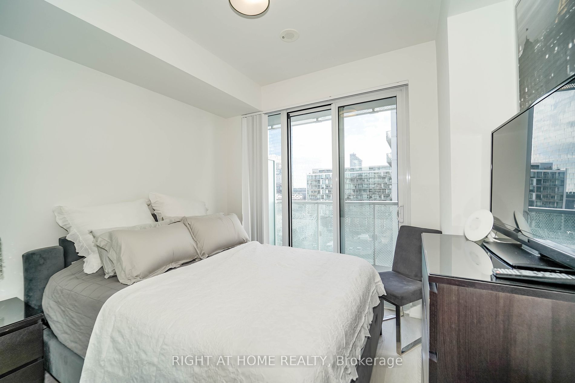 15 Queens Quay E, #707